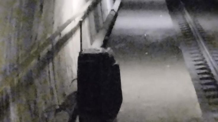 Napoli, valigia sospetta in metropolitana: artificieri in azione, allarme rientrato