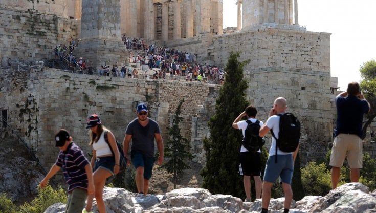Classe media addio: via la troika da Atene, si spera solo nel turismo