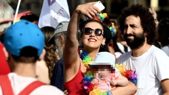 Lazio Pride, in ventimila a Ostia: "È la nostra risposta a chi nega diritti" 