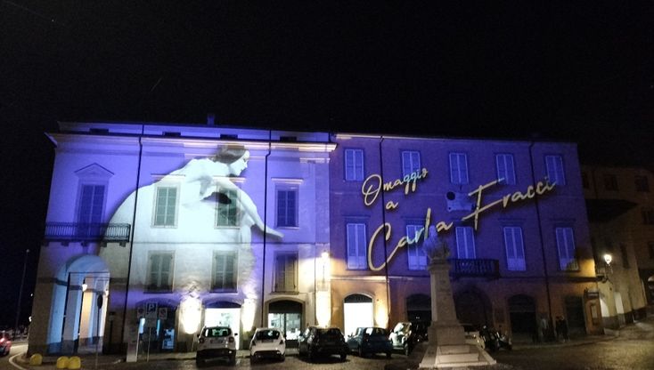 Lovere Borgo della luce: sui palazzi illuminati il profilo di Carla Fracci e le sculture di Canova