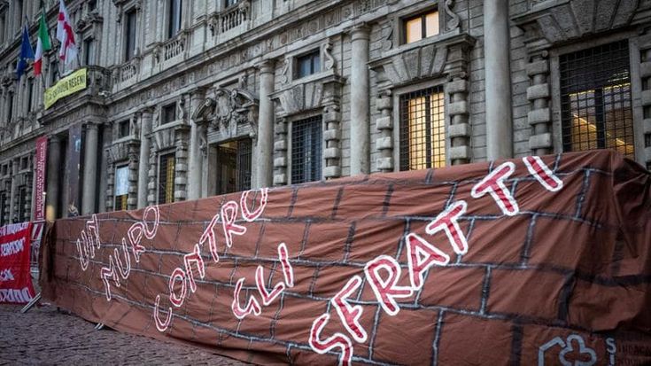 Una nuova casa per Antonio, Maria e i loro tre figli dopo lo sfratto per morosità incolpevole a Milano: “Avevamo paura di passare il Natale in strada”