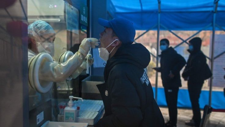 Coronavirus nel mondo, superati i 105 milioni di casi. Israele allenta il lockdown
