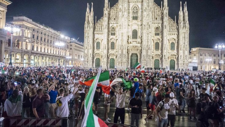 Europei, il Tricolore e i cori nelle piazze d'Italia
