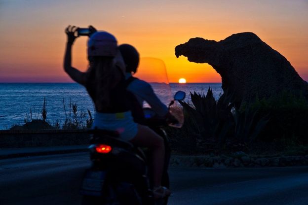 Ischia, l’estate in uno scatto: il tramonto, lo scooter e lo smartphone