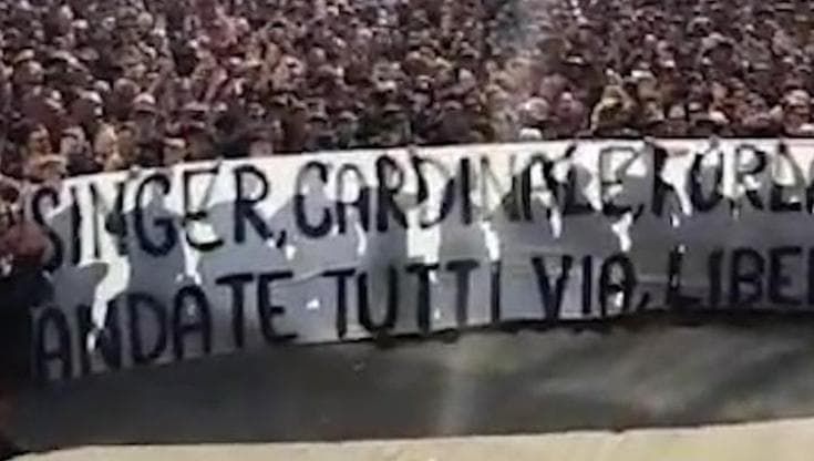 La contestazione sotto la sede del Milan. I tifosi inneggiano a Paolo Maldini
