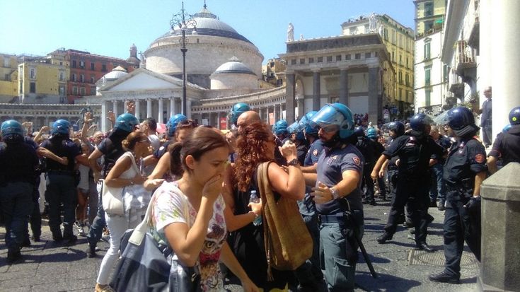 Piazza Plebiscito a Napoli, alta tensione per la buona scuola, i disordini