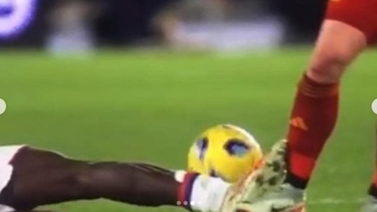 Mourinho posta una foto di un fallo di Kayode su Zalewski. E ringrazia il raccattapalle: “Sembravo io 50 anni fa”