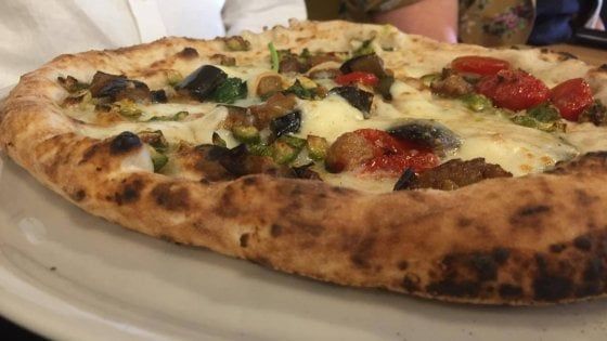 Napoli: ecco la pizzeria Fresco Caracciolo, tra presidi Slow Food e atmosfere eleganti
