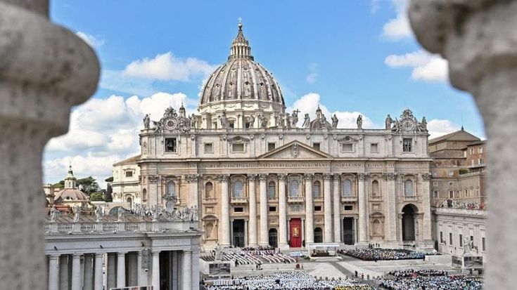 Tre candidati forti ma divisi, la via stretta per un Papa italiano