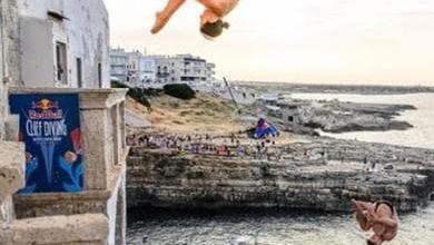 Nel borgo dei balconi-trampolino: 'Che show i tuffi dalle nostre case'