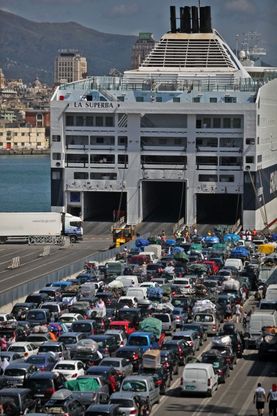 Traghetto in ritardo di 3 ore, insorgono 500 passeggeri