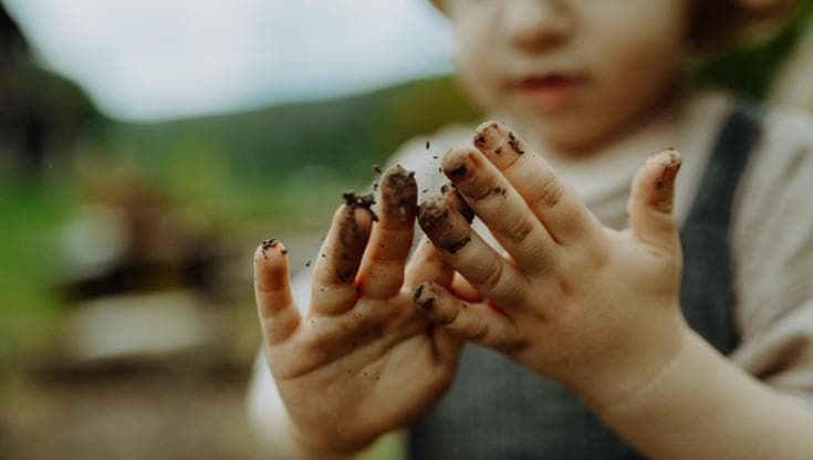 “Bambini sporcatevi, così si rinforza il sistema immunitario”, ma è davvero così?