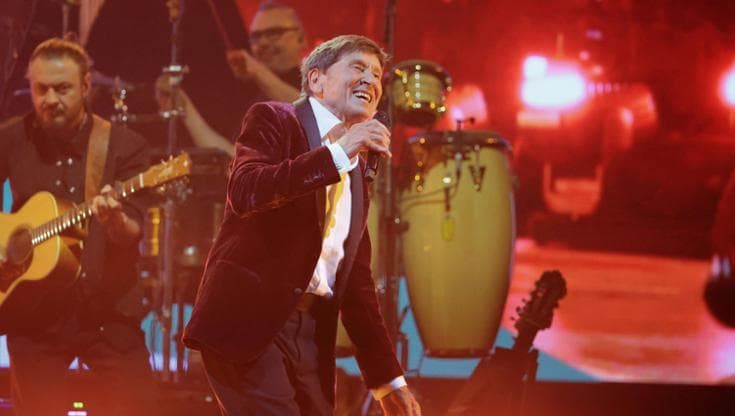Morandi, c’è ancora un ragazzo sul palco: “Una canzone non ferma la guerra, ma ci facciamo coraggio”