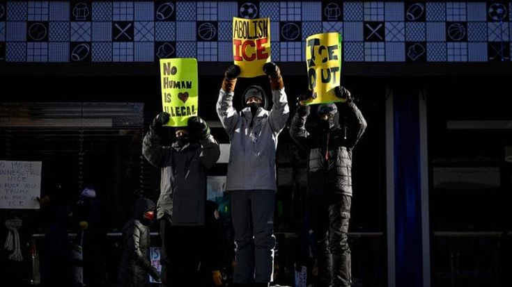 Minneapolis in sciopero: “L’Ice deve andare via”. Arrestati cento religiosi