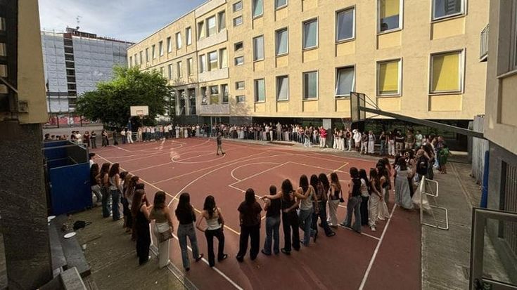 Balli in stile americano, tornei e aperitivi: così gli studenti festeggiano la fine della scuola