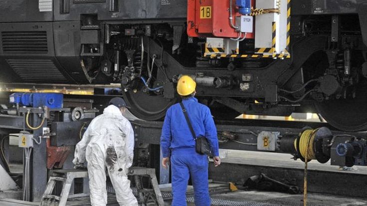 Guasti ai treni, il flop delle manutenzioni: meno operai e aumentano i turni