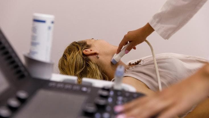 Tiroide, cosa accade se il sistema immunitario la attacca: come nasce l’ipotiroidismo