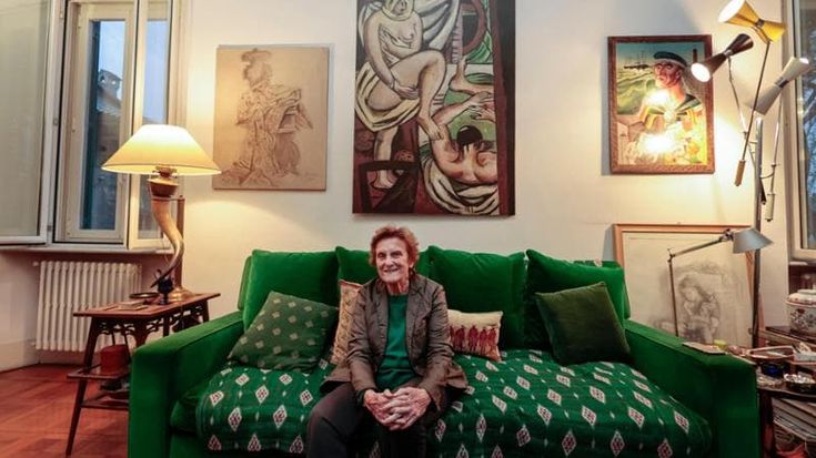 A casa di Liliana Cavani: “Nel mio salotto tra libri e copioni cinematografici amo anche ballare”