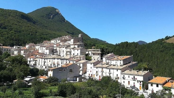 Il piccolo borgo che racconta l’anima più selvaggia dell’Abruzzo