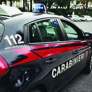 Roma, 1900 euro di merce rubata nella borsa schermata: arrestato