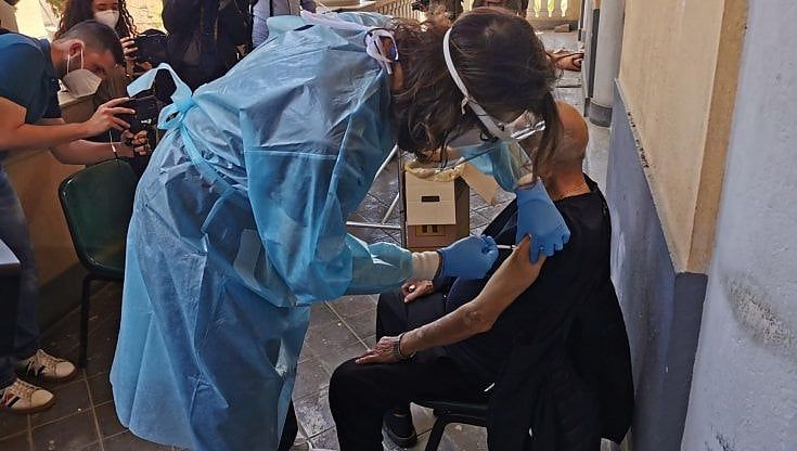 Primi dati sull'efficacia dei vaccini in Italia: contagi giù del 95%, casi gravi del 99%