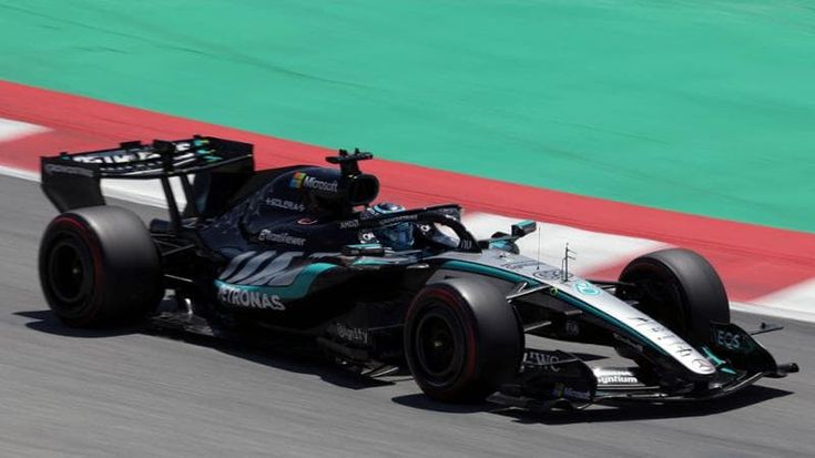Russell in pole a Barcellona, Hamilton in prima fila. Leclerc a muro in Q3: “Provo tanta vergogna”