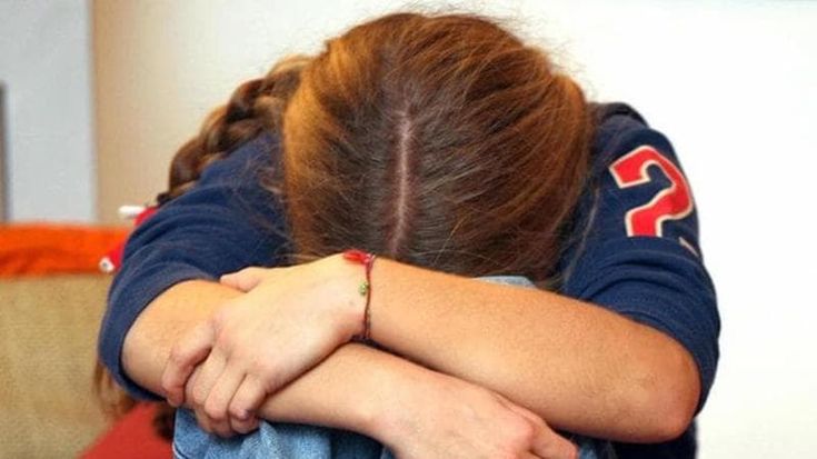 Abusi su studentessa a scuola durante un film: prof sospeso, l’istituto voleva trasferire la vittima