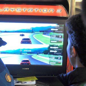 Milano, 12 ore alla Playstation: la polizia interviene per una crisi tra madre e figlio 13enne