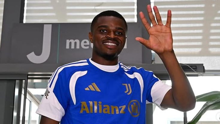 Juventus, un raduno per pochi intimi: cori per Locatelli, l’accoglienza a Ekathor e tanti rebus