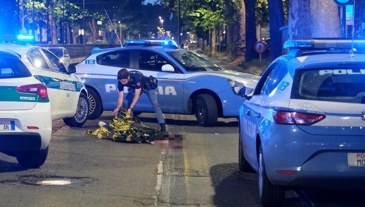 La sirena, il semaforo spento, e il passaggio della bici: la dinamica dell'incidente mortale di Torino