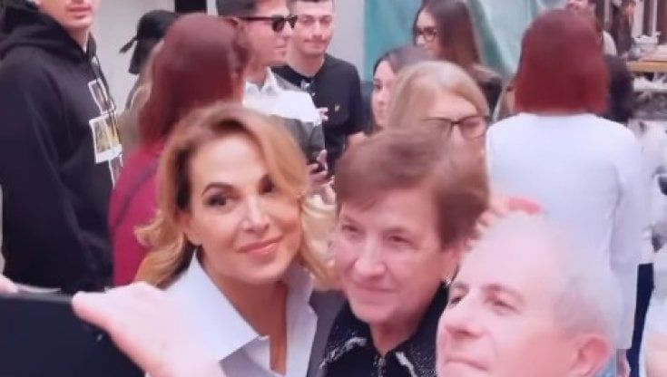 Barbara D'Urso a Bari: selfie e autografi per i fan tra i vicoli della città vecchia
