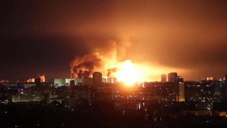 Kiev, massiccio attacco di droni e missili russi nella notte: esplosioni e feriti. Le immagini
