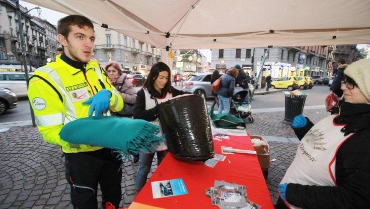 Coperte e abiti pesanti per i senzatetto di Milano: domenica 15 gennaio la raccolta in 10 piazze della città