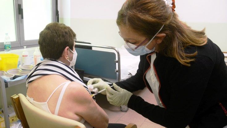 In arrivo la terza dose. "L'immunità di gregge resta un miraggio" 