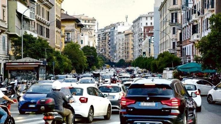 Effetto Hormuz sulla capitale. La Cgil: “Le famiglie romane spendono 450 euro al mese per l’auto”