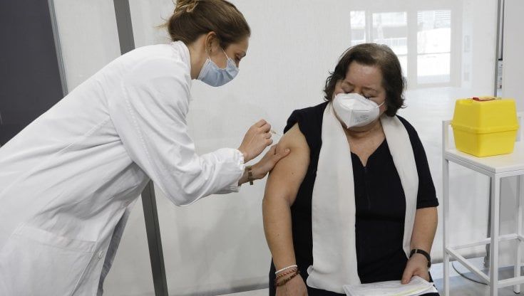 AstraZeneca, attesa la decisione di Speranza sui più giovani. Vaia: "Basta raccomandazioni. Le autorità regolatore si assumano la responsabilità"