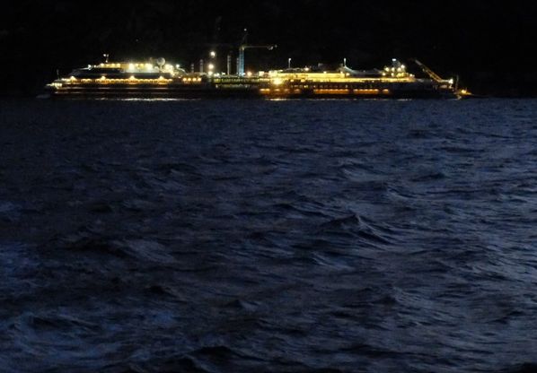 Giglio, l'illusione ottica della nave illuminata al buio
