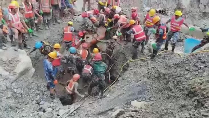 Nepal, uomo estratto vivo da un tunnel nove giorni dopo l'alluvione