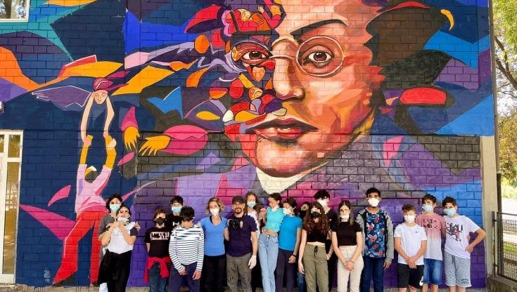 Gramsci sulla scuola che porta il suo nome. Il grande murale di uno street artist 
