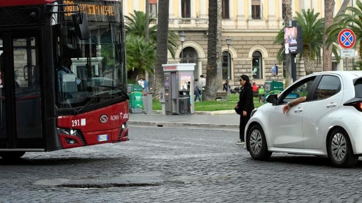 Sampietrini al collasso nelle strade del centro: “Torniamo all’asfalto”