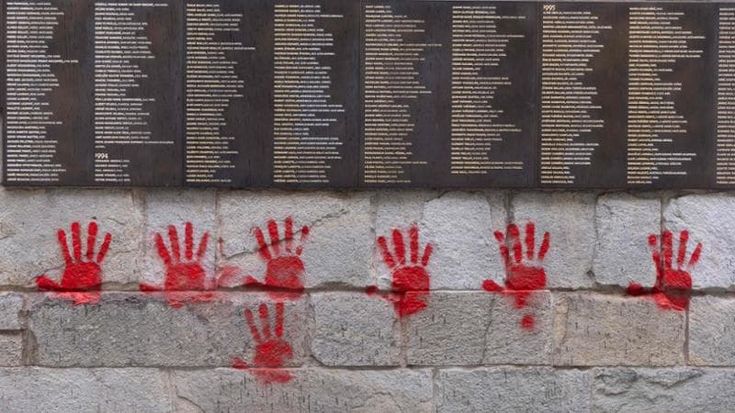 Parigi, mani rosse sul “Muro dei giusti” del Memoriale della Shoah: spunta la pista russa