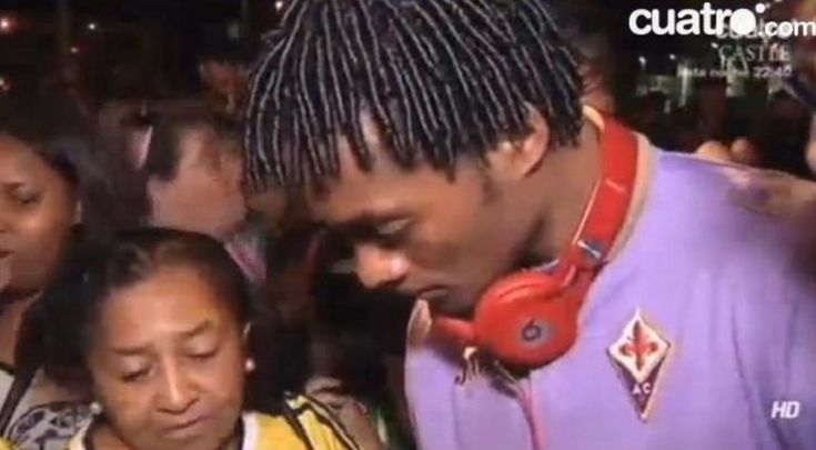 Cuadrado firma una maglia del Barcellona