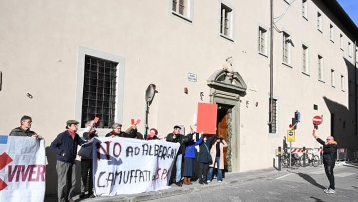 Calza, flash mob di Salviamo Firenze. Cartellino rosso e "Stop ad alberghi camuffati"