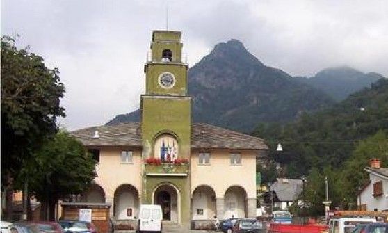 Cade dalle scale in municipio, grave consigliere di Bobbio Pellice