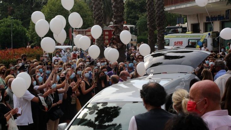Sestri Levante, palloncini bianchi e lacrime, l'ultimo saluto a Camilla