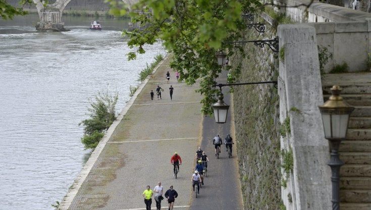 Asfalto sulla ciclabile del Tevere, la Soprintendenza: "Via quella striscia nera"