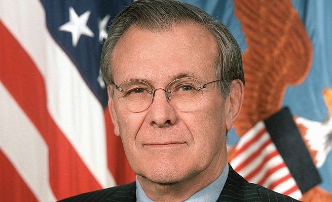 Rumsfeld allo specchio<br />il sorriso del potere&nbsp;
