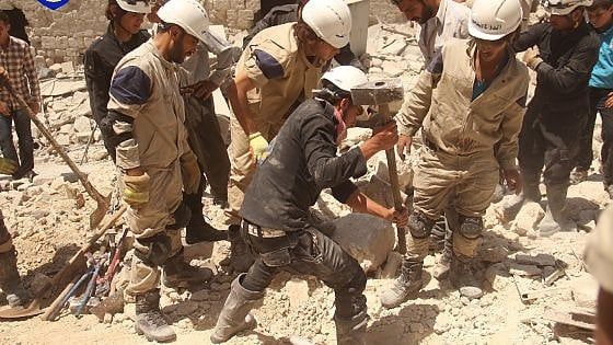 I ragazzi che cercano i vivi sotto le macerie della guerra