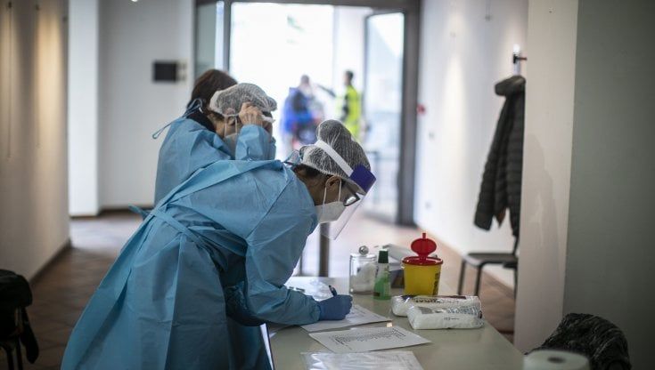 Covid, contagi settimanali in calo del 31,6%: il virus ora fa meno paura
