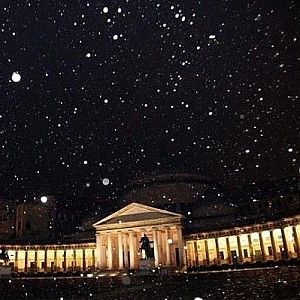 Napoli si sveglia con la neve dal lungomare a San Martino. Tubature ghiacciate, disagi per l'acqua. Difficolt&agrave; all'ospedale di Boscotrecase. Centinaia di chiamate all'azienda Abc